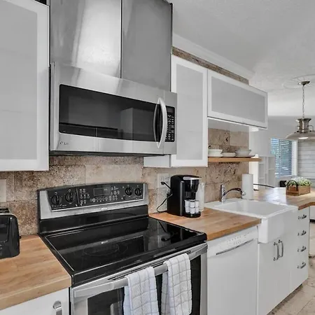 Waves Beach Town 2Br Apartment